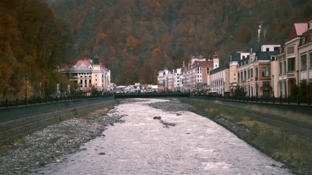 Fluss fließt in Sotschi, Häuser und Menschen — Stockvideo