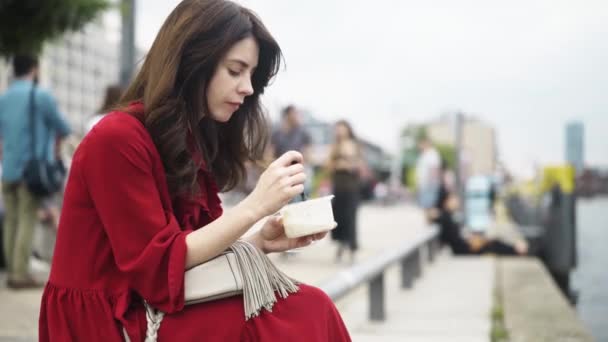 Hermosa mujer morena comiendo en una calle alemana en verano — Vídeos de Stock