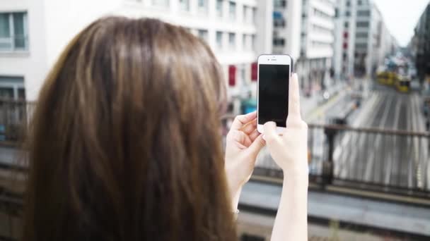 用智能手机拍摄德国城市照片的年轻女子 — 图库视频影像