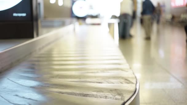 Leeres Förderband in einem Flughafen — Stockvideo