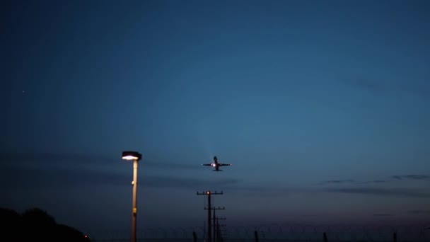 Avión despegando en un cielo nocturno — Vídeo de stock