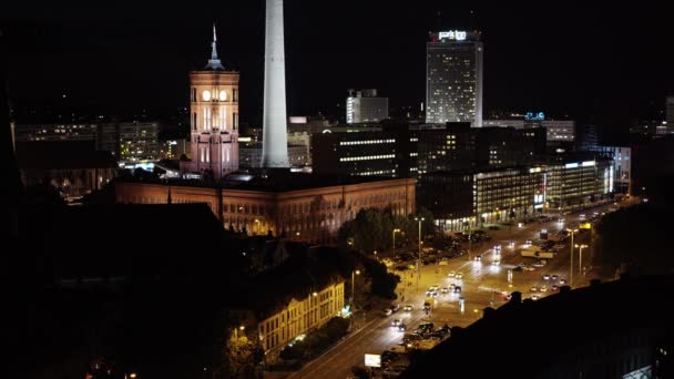 BERLÍN - 21 DE AGOSTO: Disparo de coches en tiempo real cerca de la Torre de TV, noche — Vídeo de stock