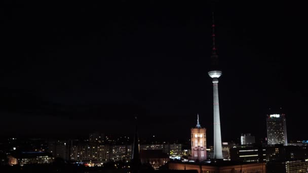 BERLINO - 21 AGOSTO: Scatto in tempo reale della Torre della TV, di notte — Video Stock