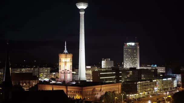 BERLÍN - 21 DE AGOSTO: Inclinación en tiempo real de la Torre de TV, durante la noche — Vídeos de Stock