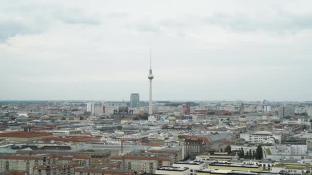 BERLIN - AUGUST 21: Real time pan shot of TV Tower, cars riding — Stock Video