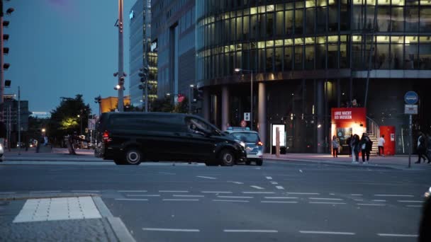 Coche de policía y otros vehículos en la Potsdamer Platz de Berlín por la noche — Vídeos de Stock