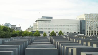 Berlin - Ağustos 21: gerçek zamanlı pan çekim Holocaust Memorial, insanlar