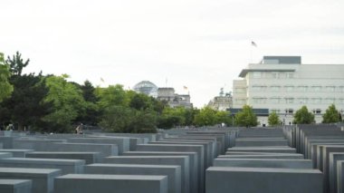 Berlin - Ağustos 21: gerçek zamanlı pan çekim Holocaust Memorial, bayrakları