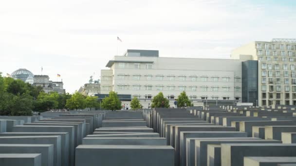 Berlijn - 21 augustus: real-time pan schot van Holocaust Memorial, mensen — Stockvideo