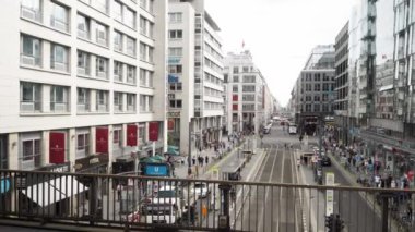 Berlin - Ağustos 21: Berlin Friedrichstrasse, gerçek zamanlı pan çekim
