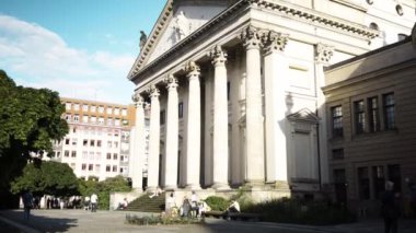 Berlin - Ağustos 21: gerçek zamanlı tilt kadar Alman Kilisesi ve konser salonu, Berlin, Almanya