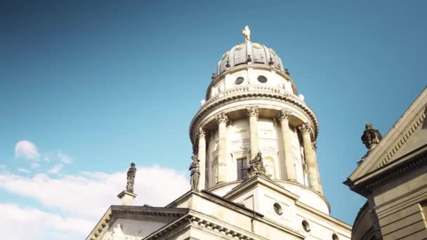 Berlín - Aug 21: reálném čase pan záběr Gendarmenmarkt církve v Berlíně, Německo — Stock video