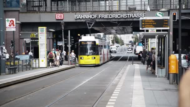 BERLIN - AUG 21: Captura trancada do eléctrico que chega a Friedrichstrasse Alemanha — Vídeo de Stock