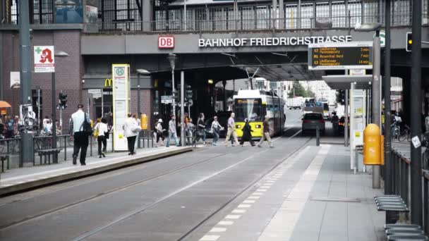 フリードリッヒ通りドイツの人々 のベルリン - 8 月 21 日: ロックダウン ショット — ストック動画
