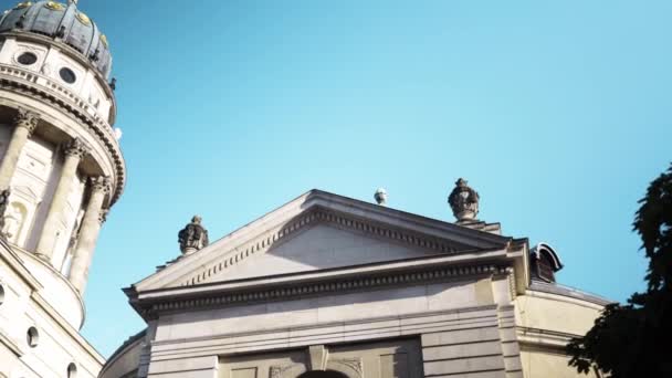 Berlijn - Aug 21: real-time schuifregelaar schot van Gendarmenmarkt kerk in Berlijn, Duitsland — Stockvideo