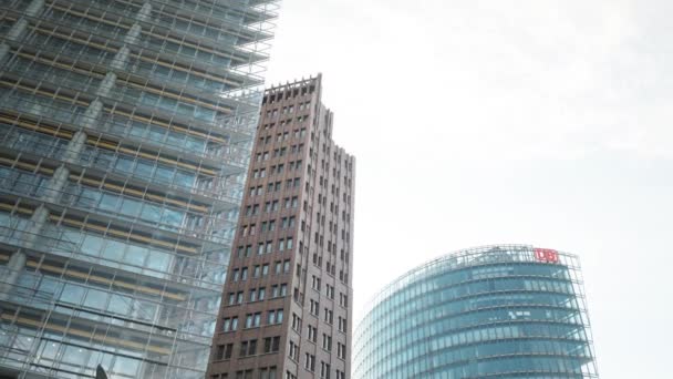 BERLÍN - 21 AGO: Inclinación en tiempo real de los rascacielos Potsdamer Platz — Vídeos de Stock