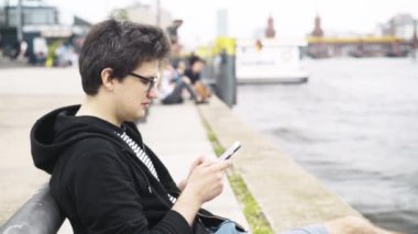 Şort manifatura Almanya'da Oberbaum Köprüsü yakınlarında oturan genç adam