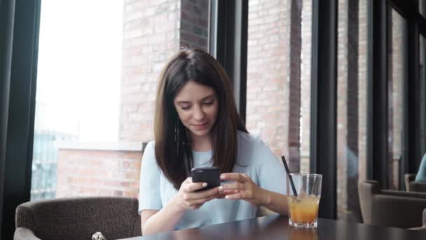 Mujer joven navegando por la web en un café alemán — Vídeos de Stock