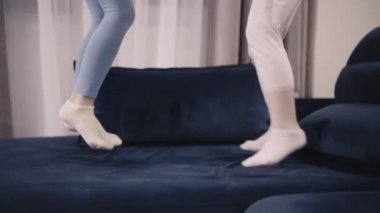 Birlikte bir kral jumping tozluk'de iki tanınmaz kız yatak boyutu