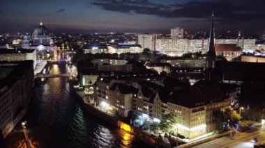 Berlin - Ağustos 21: Alexanderplatz yakınındaki Berlin siluetinin manzarasına gerçek zamanlı çekim