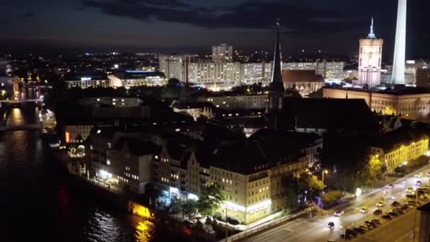 BERLÍN - 21 DE AGOSTO: Fotografía panorámica en tiempo real de la Torre de TV, por la noche — Vídeo de stock