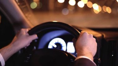 El arabasını bir gece şehirde sürüş tanınmaz halde bir iş adamı