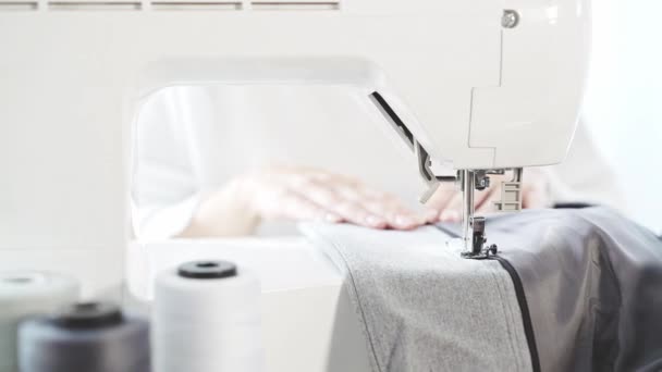 Tanınmayan genç kadın s eller bir ceket iş bir dikiş makinesi, dikiş — Stok video
