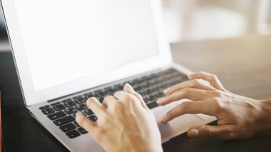 Alüminyum Laptop Klavyesinde Kadın Elleri Yazıyor