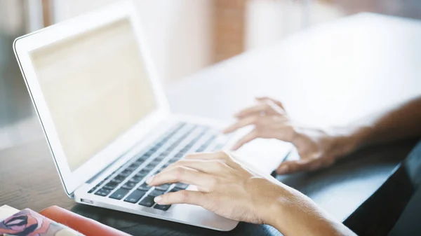 Weibliche weiße Hände auf einer Aluminium-Laptop-Tastatur, die SMS tippt — Stockfoto