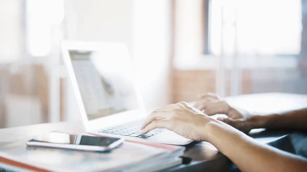 Weibliche Hände auf einer Aluminium-Laptop-Tastatur — Stockfoto