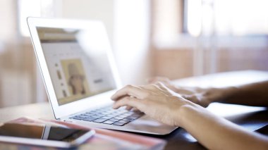 Mesaj yazarak bir alüminyum laptop klavye üzerinde kadın beyaz eller