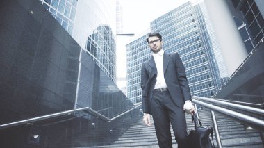 Bir işadamı metro ile Başlarken aşağı