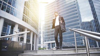 Genç ciddi iş adamı bir çağrı bir metro istasyonu yakınında yaşıyor