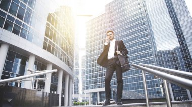 Genç gülümseyen iş adamı bir çağrı yapıyor