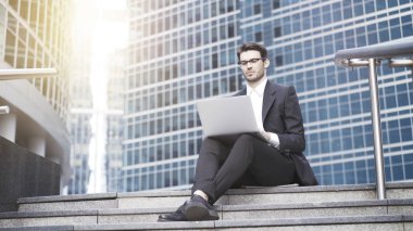 Genç bir işadamı ile laptop dışında