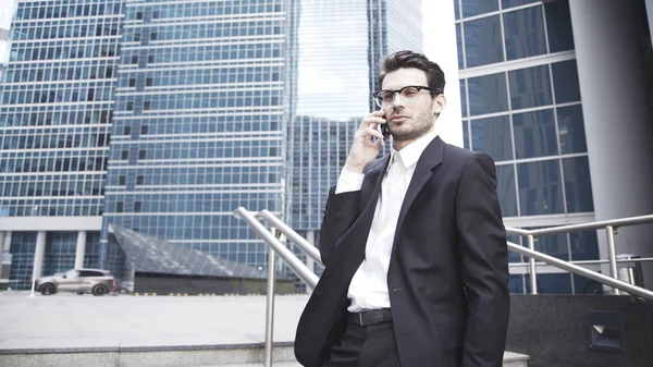 Um jovem homem de negócios sério está a receber uma chamada. — Fotografia de Stock