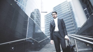 Genç bir işadamı metro ile Başlarken aşağı