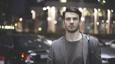 Genç bir adam gece sokakta bir closeup