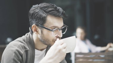 Bir profil kahve içme gözlük yakışıklı adamın