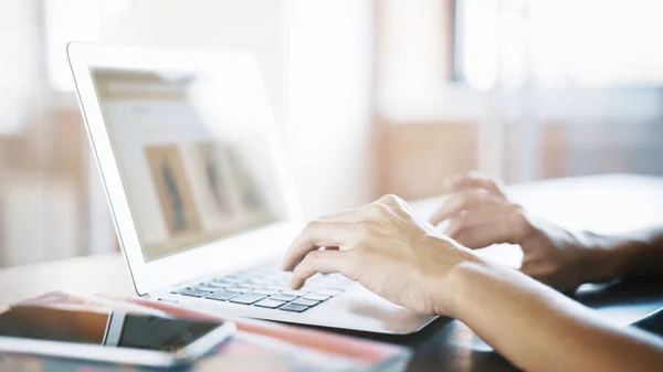 Mãos brancas femininas em um teclado de laptop de alumínio digitação de texto — Fotografia de Stock