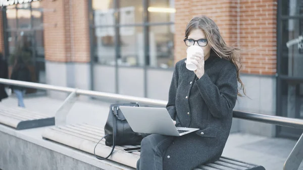 Dışarıda kahve içme sakin genç iş kadını — Stok fotoğraf