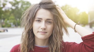 Bir genç sevimli casual esmer kız açık havada sabah