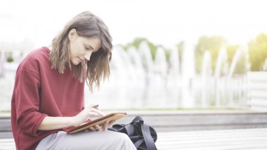 Tablet ve kalem eliyle bir closeup