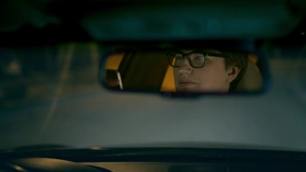 夜、web サーフィン電話危険概念車を運転しての実業家 — ストック動画