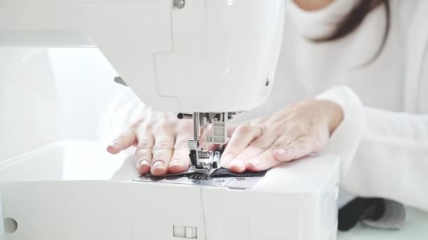 Невпізнавана жінка шиє на швейній машинці, повзунок — стокове відео