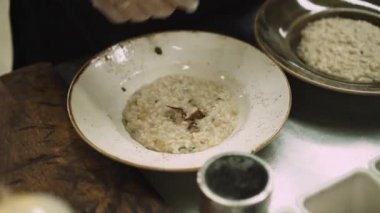 Risotto dekore eden bir şef. El kamerasını kapat.
