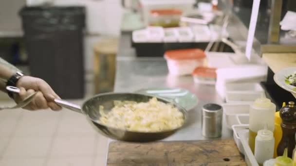 Primer plano del hombre cocinando pappardelle en el restaurante — Vídeo de stock