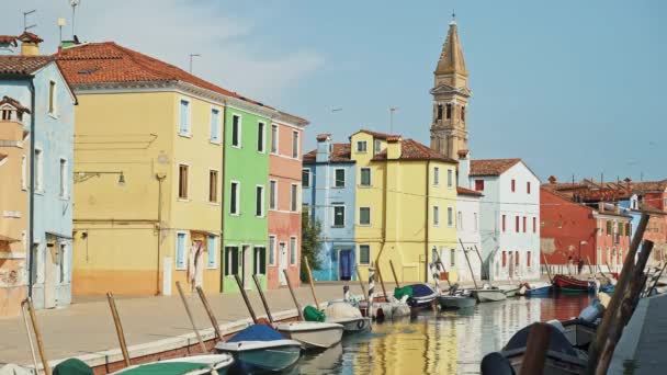 BURANO - JULHO 14: Criação em tempo real de um canal com casas coloridas na ilha de Burano, na Itália. Burano é famosa por suas casas coloridas, 14 de julho de 2019 em Burano — Vídeo de Stock