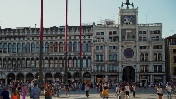 VENEZIA - 14 DE JULIO: Toma en tiempo real de la torre del reloj de San Marcos en Venecia, 14 de julio de 2019 en Venecia — Vídeos de Stock
