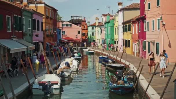 BURANO - JULHO 14: Tiro em tempo real de um canal com casas coloridas na ilha de Burano. Ilha de Burano é famosa por suas casas coloridas, 14 de julho de 2019 em Burano, Itália . — Vídeo de Stock